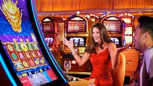 Antarmuka aplikasi mobile rajasatu88 menampilkan menu utama dengan opsi permainan kasino live, sportsbook, dan e-sports
